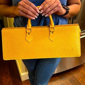 AUTH LV EPI SAC TRIANGLE